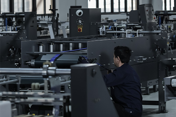 糊盒機(jī)輸送皮帶在操作過程中會(huì)出現(xiàn)打滑及跑偏等問題正確處理方法？