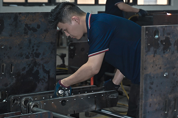 全自動(dòng)糊盒機(jī)糊盒效果號(hào)，密封性強(qiáng)，要保證糊盒機(jī)的使用壽命，在使用糊盒機(jī)也需要對(duì)傳送帶進(jìn)行日常保養(yǎng)？